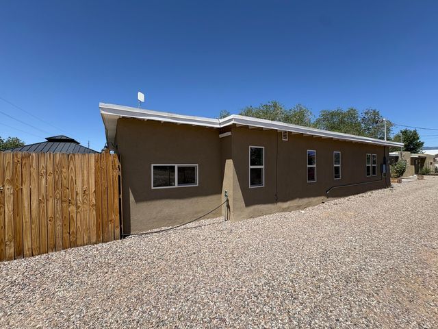 1319 15th Street NW, Albuquerque, NM 87104