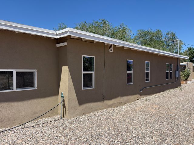 1319 15th Street NW, Albuquerque, NM 87104