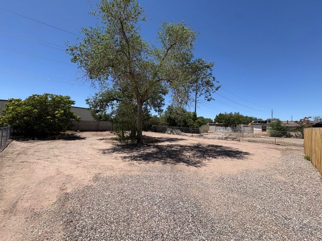 1319 15th Street NW, Albuquerque, NM 87104