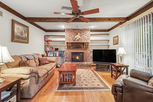 428 Pickwick Place, Valparaiso, IN 46385