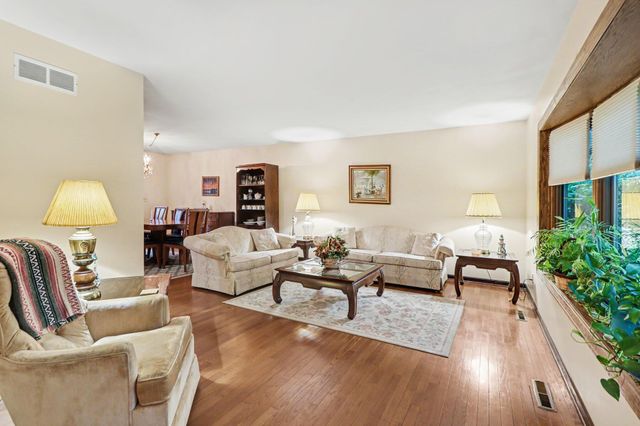 428 Pickwick Place, Valparaiso, IN 46385