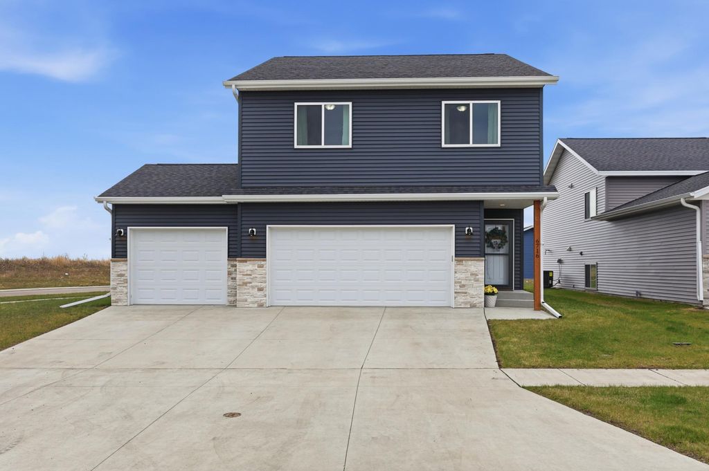 6716 66th Avenue S, Horace, ND 58047