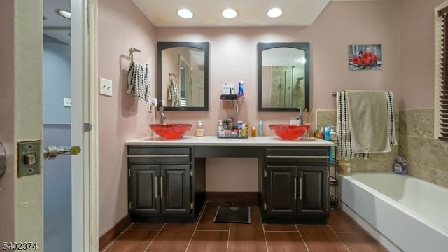 73 Laurelwood Ct, Rockaway Twp., NJ 07866