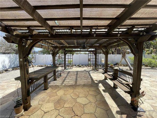 511 SW 7th PL, Cape Coral, FL 33991