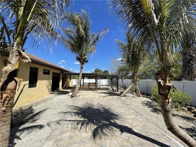 511 SW 7th PL, Cape Coral, FL 33991