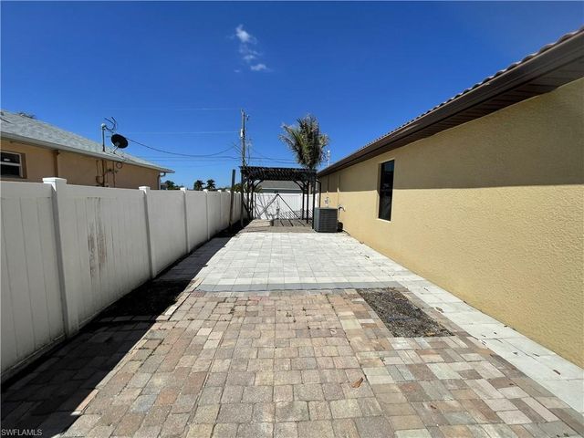511 SW 7th PL, Cape Coral, FL 33991