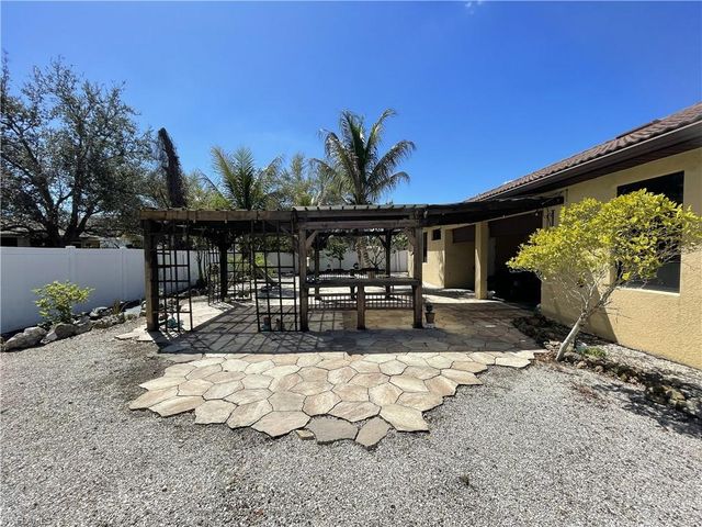 511 SW 7th PL, Cape Coral, FL 33991