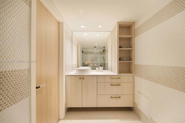 2301 Collins Ave 526, Miami Beach, FL 33139