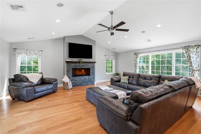 10 Stirling Drive, Glocester, RI 02857