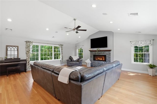 10 Stirling Drive, Glocester, RI 02857