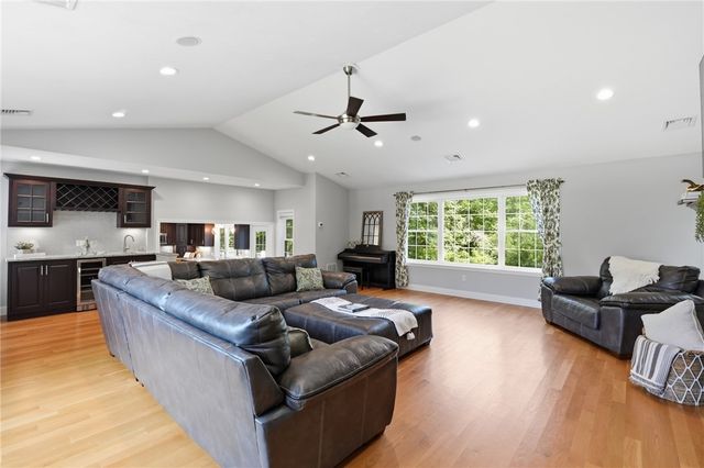 10 Stirling Drive, Glocester, RI 02857