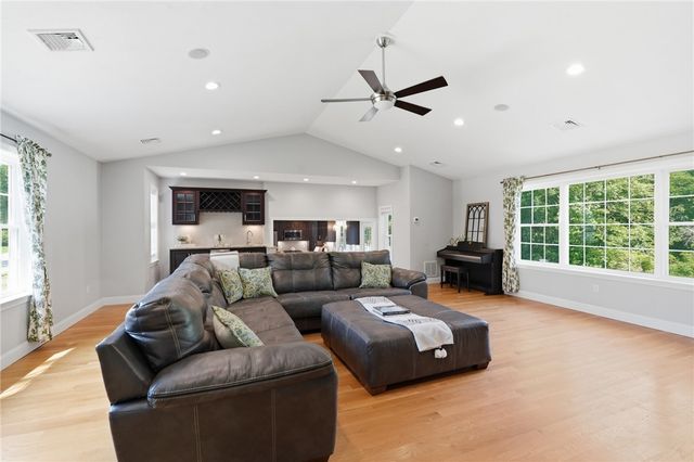 10 Stirling Drive, Glocester, RI 02857
