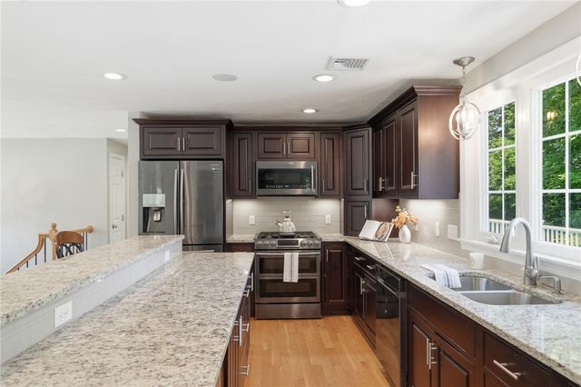 10 Stirling Drive, Glocester, RI 02857