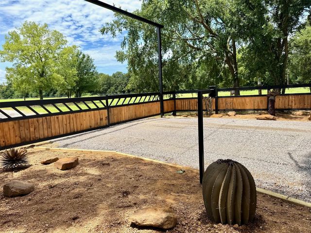 8690 E FM 922, Valley View, TX 76272