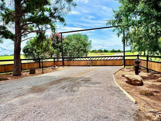 8690 E FM 922, Valley View, TX 76272