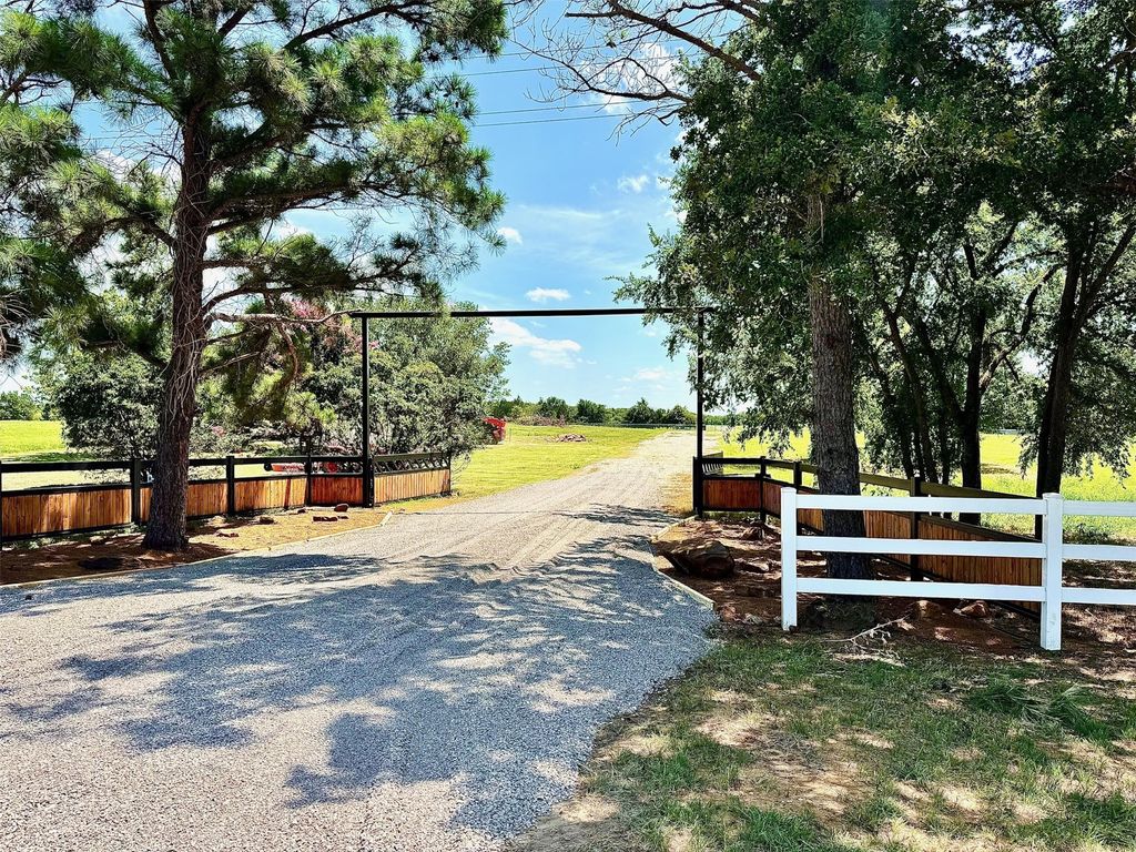 8690 E FM 922, Valley View, TX 76272