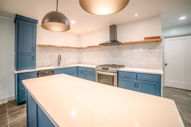 153 Passion Play Road, Eureka Springs, AR 72632