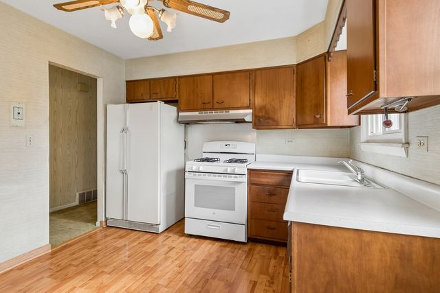 2613 Willow Avenue, Woodridge, IL 60517