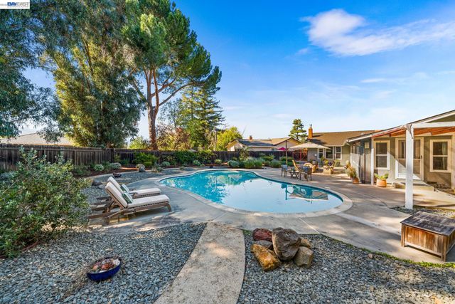 535 San Gabriel Ct, Pleasanton, CA 94566