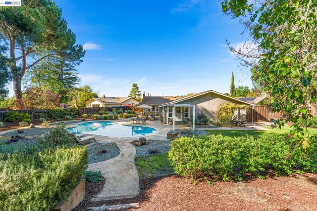 535 San Gabriel Ct, Pleasanton, CA 94566