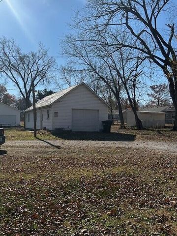 939 N Lynn Street, Nevada, MO 64772