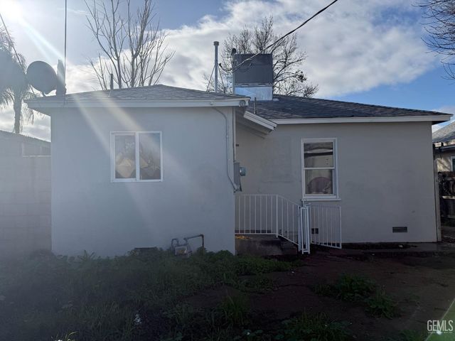 414 Woodrow Avenue, Bakersfield, CA 93308