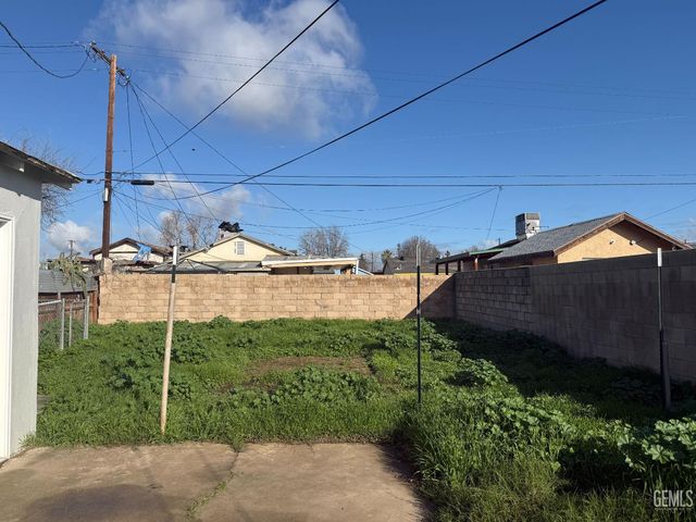 414 Woodrow Avenue, Bakersfield, CA 93308