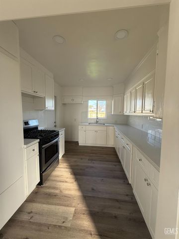 414 Woodrow Avenue, Bakersfield, CA 93308