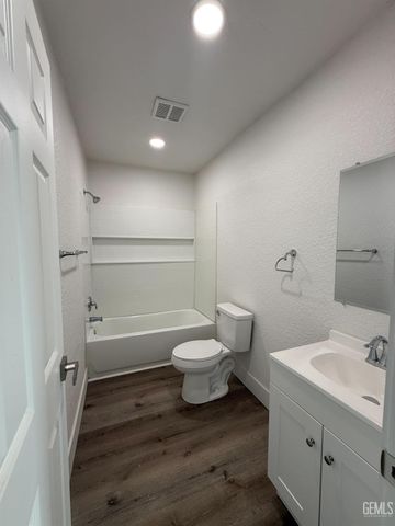 414 Woodrow Avenue, Bakersfield, CA 93308