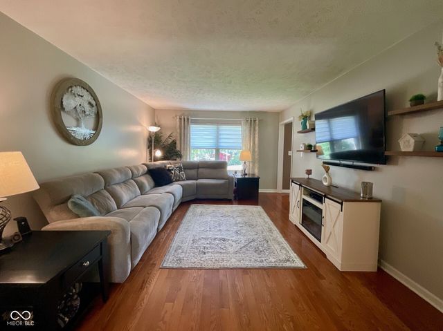 15830 E Lake Shore Drive N, Hope, IN 47246