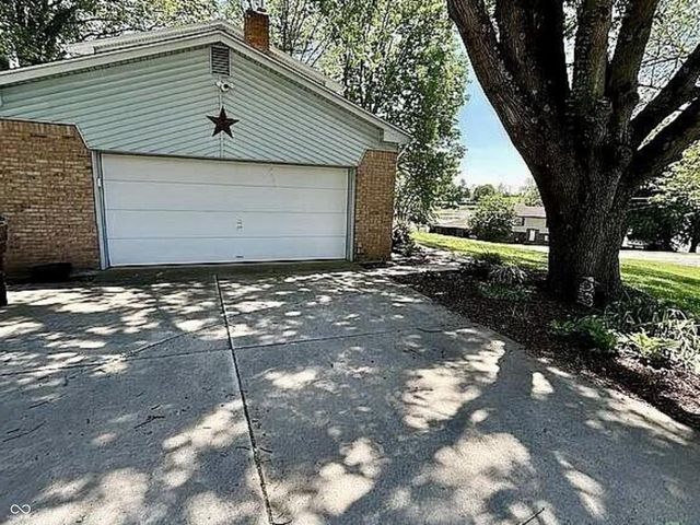 15830 E Lake Shore Drive N, Hope, IN 47246