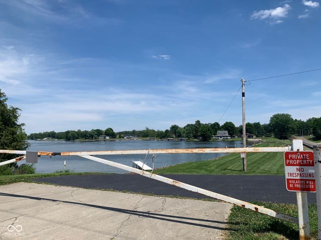 15830 E Lake Shore Drive N, Hope, IN 47246