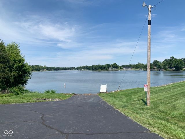 15830 E Lake Shore Drive N, Hope, IN 47246
