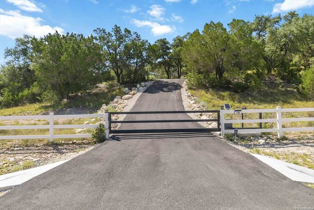 318 Remington Dr, Bergheim, TX 78004
