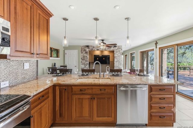 318 Remington Dr, Bergheim, TX 78004
