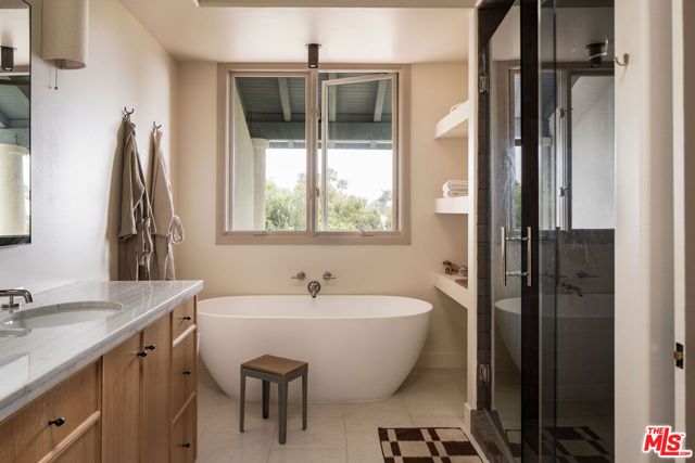 6435 Zumirez Drive 8, Malibu, CA 90265