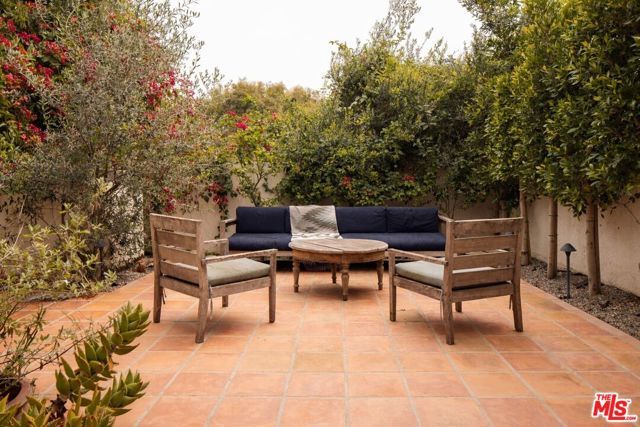 6435 Zumirez Drive 8, Malibu, CA 90265