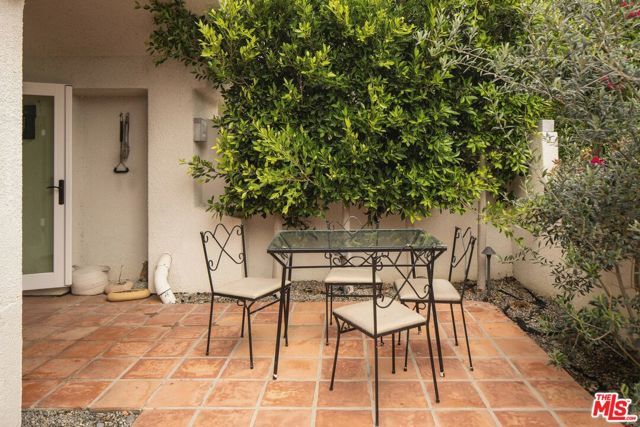 6435 Zumirez Drive 8, Malibu, CA 90265