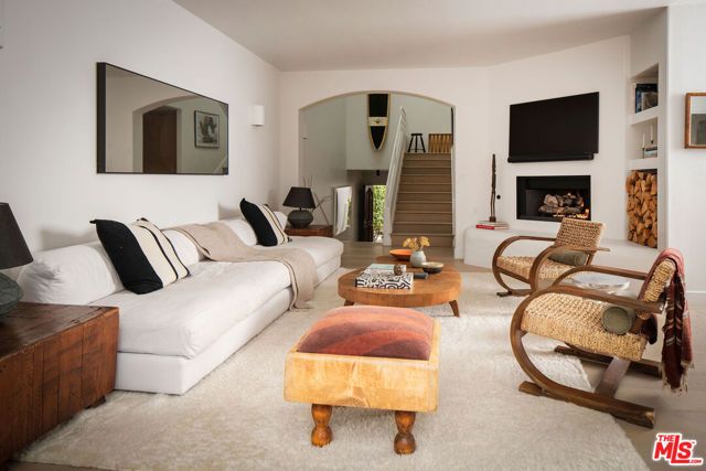 6435 Zumirez Drive 8, Malibu, CA 90265