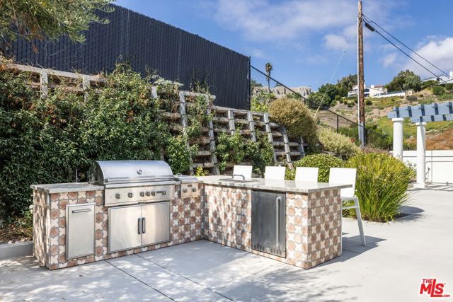 6435 Zumirez Drive 8, Malibu, CA 90265