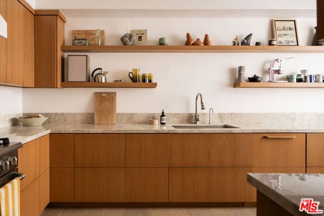 6435 Zumirez Drive 8, Malibu, CA 90265