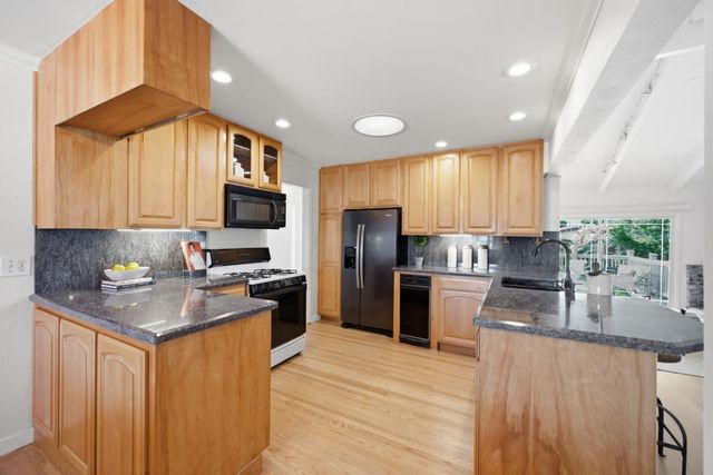 213 Estrella Way, San Mateo, CA 94403