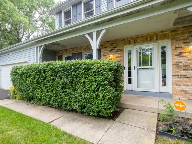 2120 Kenton Lane, Libertyville, IL 60048