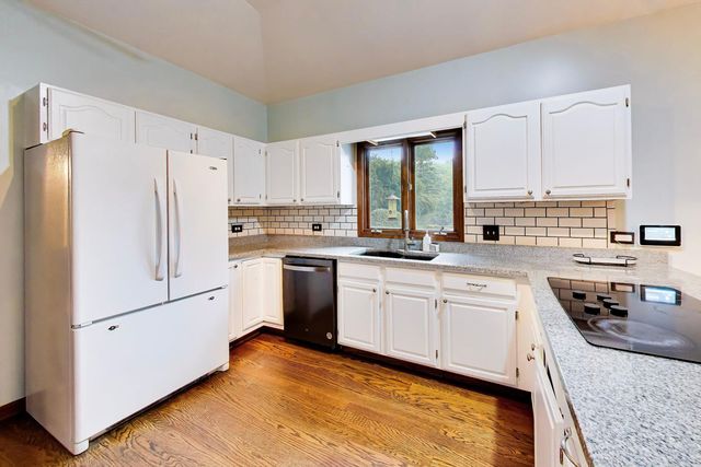2120 Kenton Lane, Libertyville, IL 60048