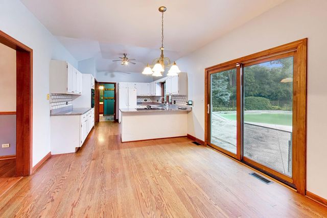2120 Kenton Lane, Libertyville, IL 60048