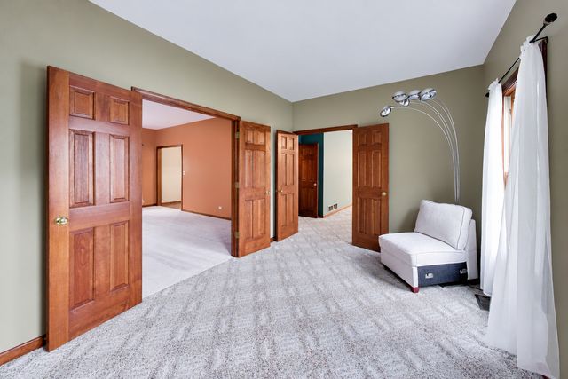 2120 Kenton Lane, Libertyville, IL 60048