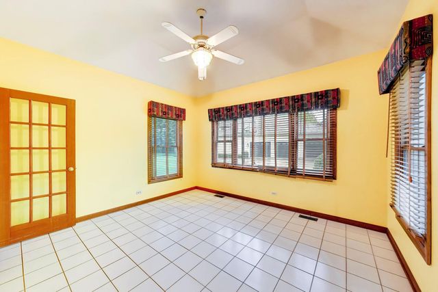 2120 Kenton Lane, Libertyville, IL 60048