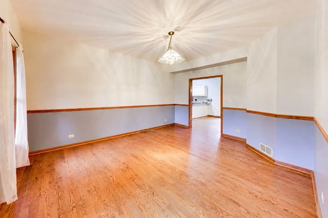 2120 Kenton Lane, Libertyville, IL 60048
