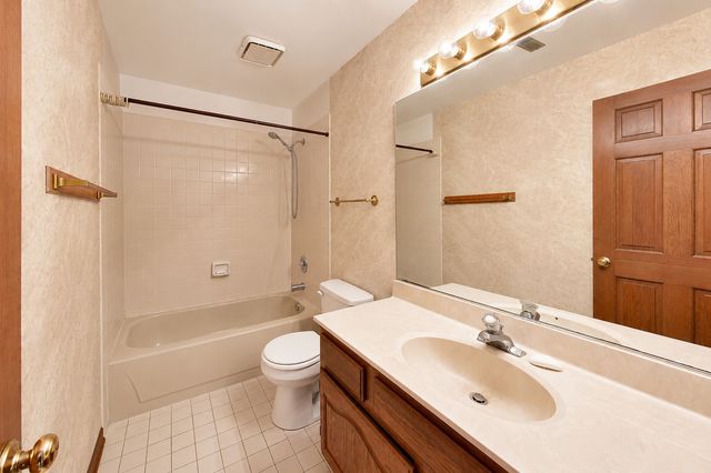 2120 Kenton Lane, Libertyville, IL 60048