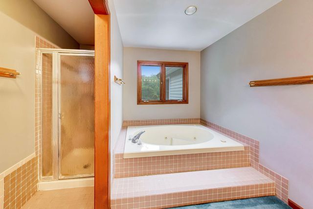 2120 Kenton Lane, Libertyville, IL 60048